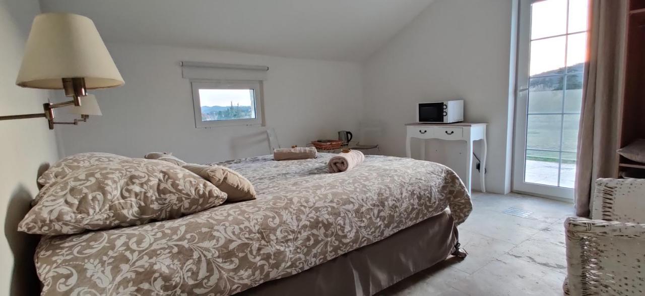 Superbe Chambre Avec Terrasse, Parking Prive, Jardin, Calme, Climatisation, 10 Mn Pont Du Gard #7 Apartment Rochefort-du-Gard Ngoại thất bức ảnh