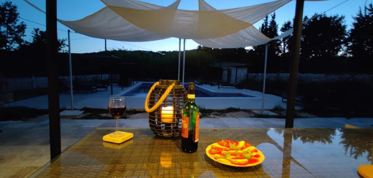 Superbe Chambre Avec Terrasse, Parking Prive, Jardin, Calme, Climatisation, 10 Mn Pont Du Gard #7 Apartment Rochefort-du-Gard Ngoại thất bức ảnh