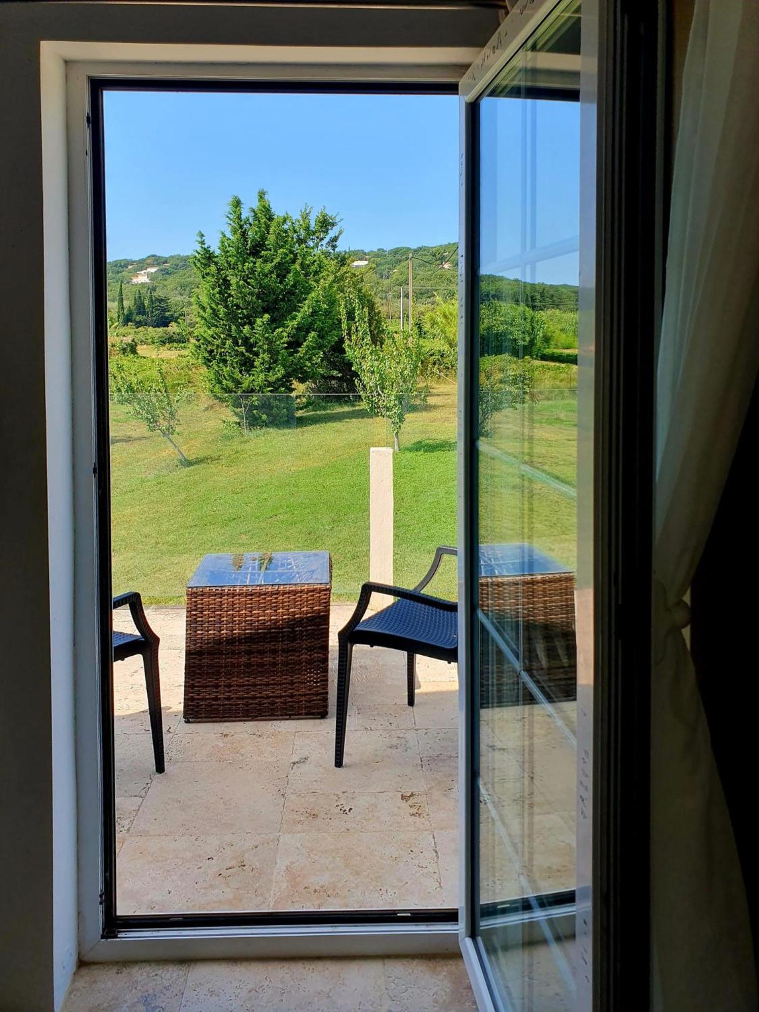Superbe Chambre Avec Terrasse, Parking Prive, Jardin, Calme, Climatisation, 10 Mn Pont Du Gard #7 Apartment Rochefort-du-Gard Ngoại thất bức ảnh